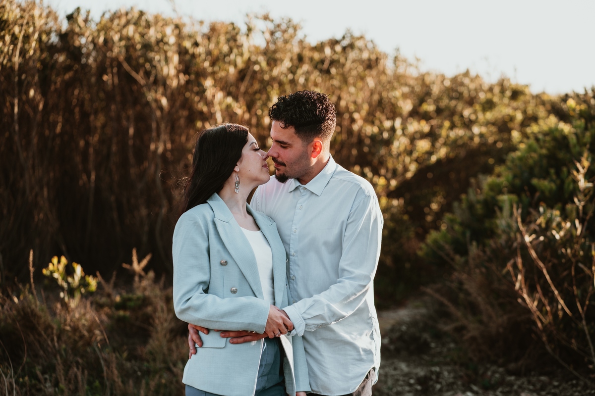 Diana e Christophe, esmoriz, foto casal pôr-so-sol cortegaça, foto casal pôr-so-sol maceda, engagement maceda, sessão engagement na praia, sessão engagement no mato, casal em ponte d emadeira esmoriz, sessão solteiros passadiços, DS STORYTELLERS