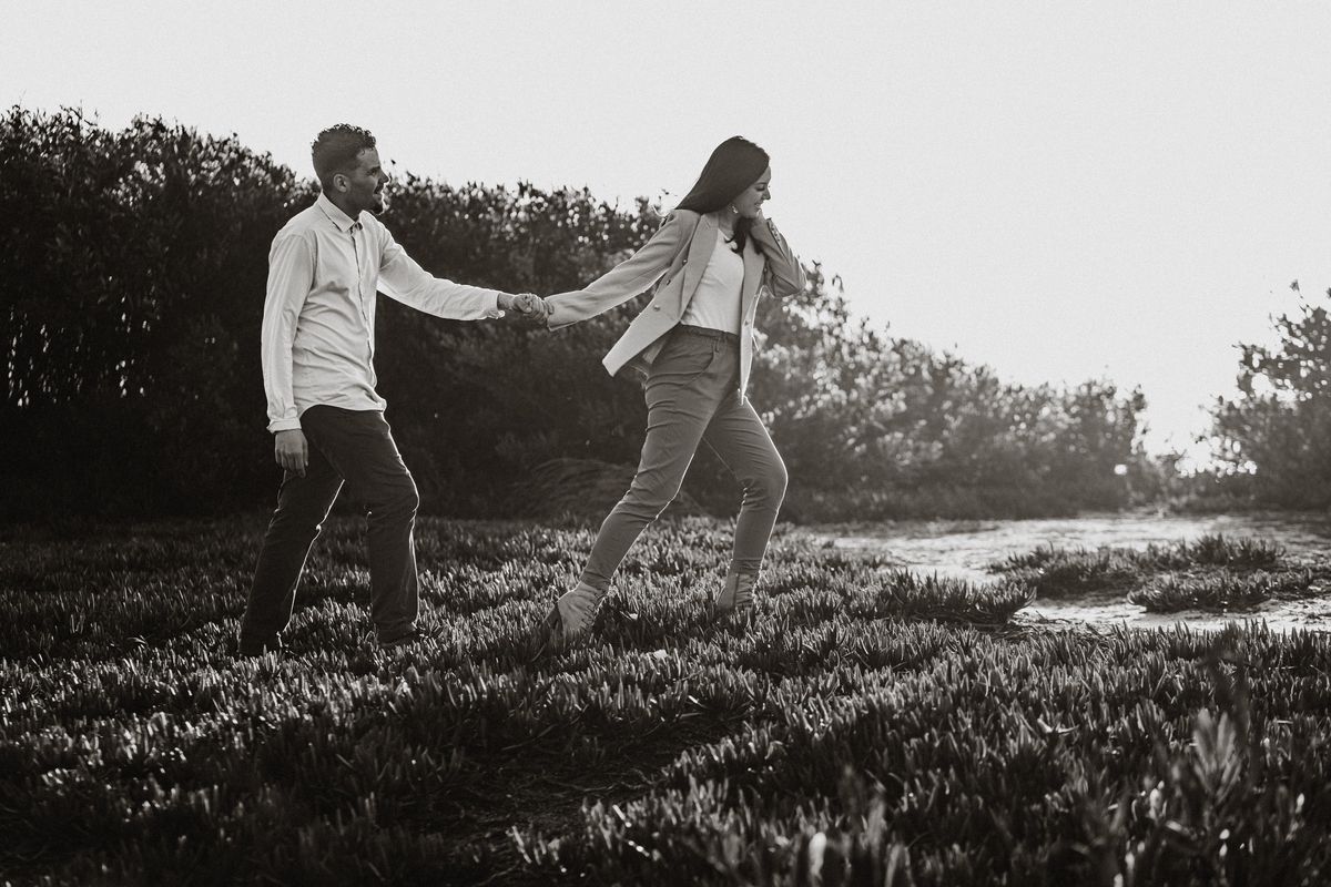 Diana e Christophe, esmoriz, foto casal pôr-so-sol cortegaça, foto casal pôr-so-sol maceda, engagement maceda, sessão engagement na praia, sessão engagement no mato, casal em ponte d emadeira esmoriz, sessão solteiros passadiços, DS STORYTELLERS
