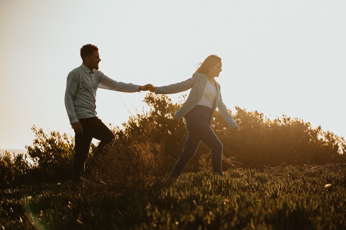 Diana e Christophe, esmoriz, foto casal pôr-so-sol cortegaça, foto casal pôr-so-sol maceda, engagement maceda, sessão engagement na praia, sessão engagement no mato, casal em ponte d emadeira esmoriz, sessão solteiros passadiços, DS STORYTELLERS