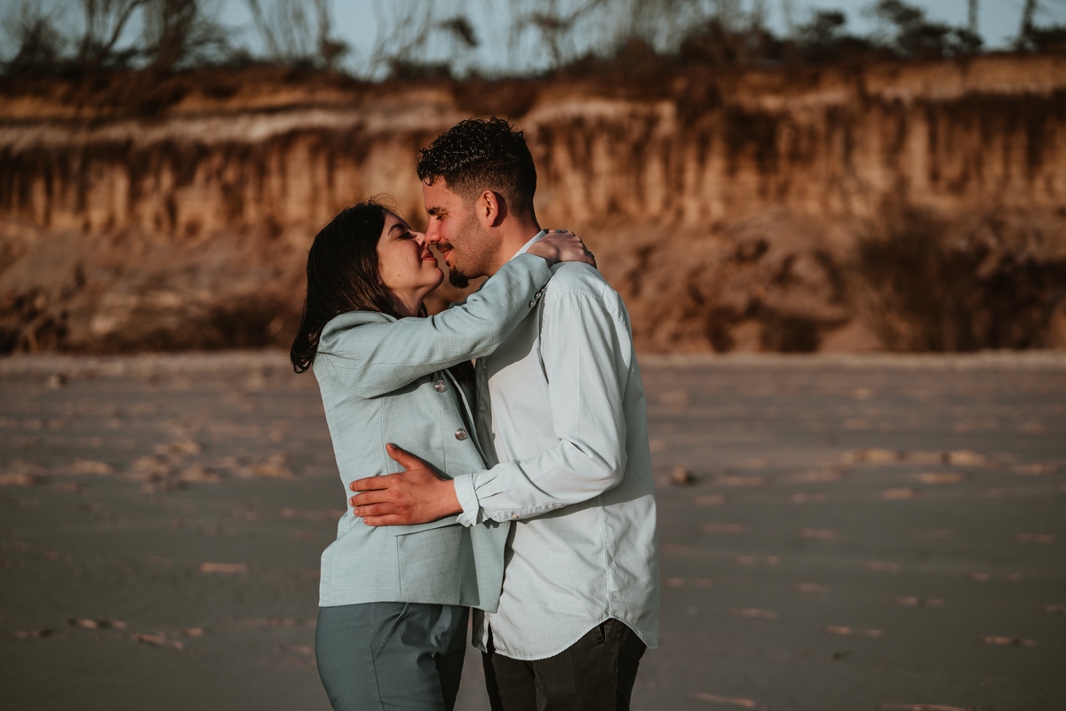 Diana e Christophe, esmoriz, foto casal pôr-so-sol cortegaça, foto casal pôr-so-sol maceda, engagement maceda, sessão engagement na praia, sessão engagement no mato, casal em ponte d emadeira esmoriz, sessão solteiros passadiços, DS STORYTELLERS