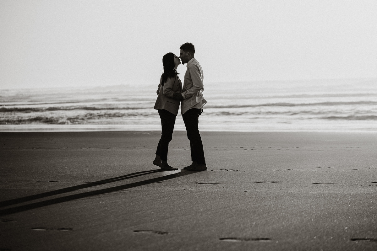 Diana e Christophe, esmoriz, foto casal pôr-so-sol cortegaça, foto casal pôr-so-sol maceda, engagement maceda, sessão engagement na praia, sessão engagement no mato, casal em ponte d emadeira esmoriz, sessão solteiros passadiços, DS STORYTELLERS