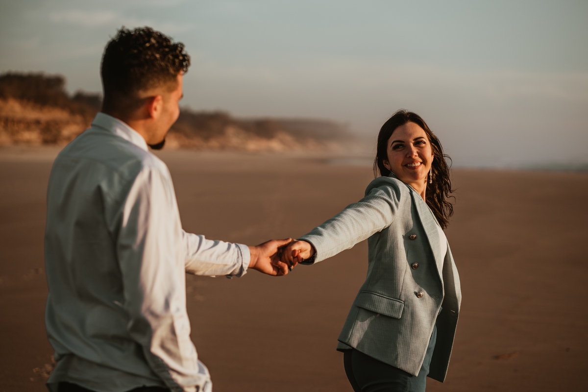 Diana e Christophe, esmoriz, foto casal pôr-so-sol cortegaça, foto casal pôr-so-sol maceda, engagement maceda, sessão engagement na praia, sessão engagement no mato, casal em ponte d emadeira esmoriz, sessão solteiros passadiços, DS STORYTELLERS