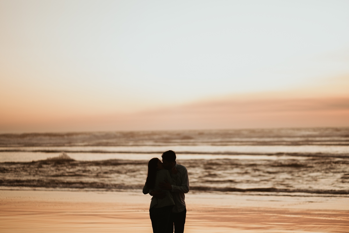 Diana e Christophe, esmoriz, foto casal pôr-so-sol cortegaça, foto casal pôr-so-sol maceda, engagement maceda, sessão engagement na praia, sessão engagement no mato, casal em ponte d emadeira esmoriz, sessão solteiros passadiços, DS STORYTELLERS