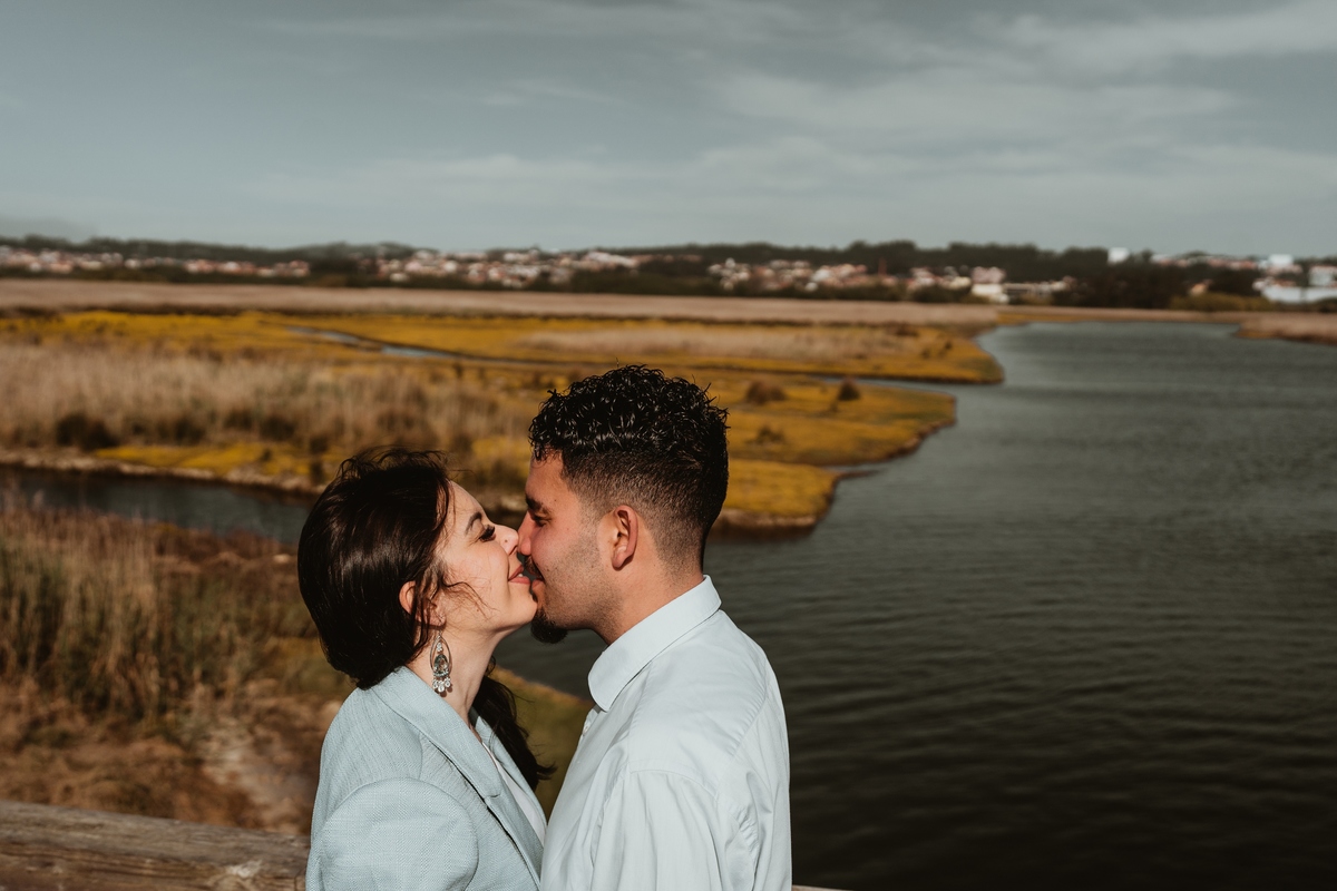 Diana e Christophe, esmoriz, foto casal pôr-so-sol cortegaça, foto casal pôr-so-sol maceda, engagement maceda, sessão engagement na praia, sessão engagement no mato, casal em ponte d emadeira esmoriz, sessão solteiros passadiços, DS STORYTELLERS