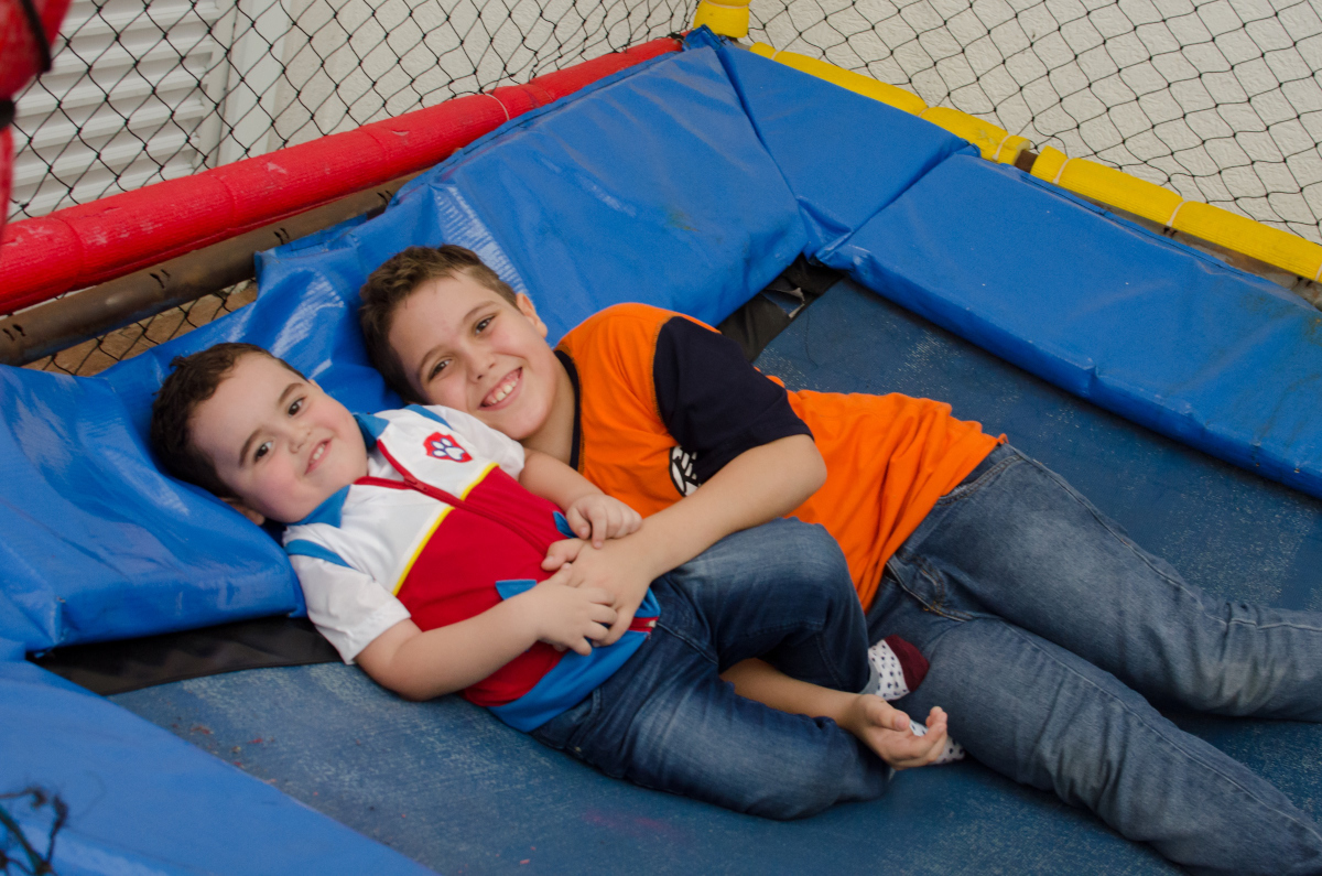 irmaos se abraçam em festa infantil