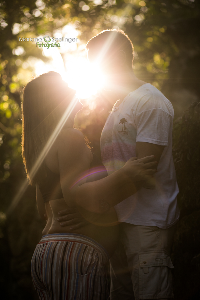 Ensaio gestante em luz criativa utilizando flare natural em ensaio realizado por Mariana Seelinger Fotógrafa de casamentos e famílias
