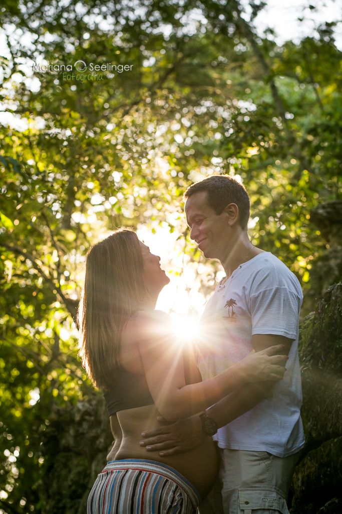 Ensaio gestante em luz criativa utilizando flare natural em ensaio realizado por Mariana Seelinger Fotógrafa de casamentos e famílias