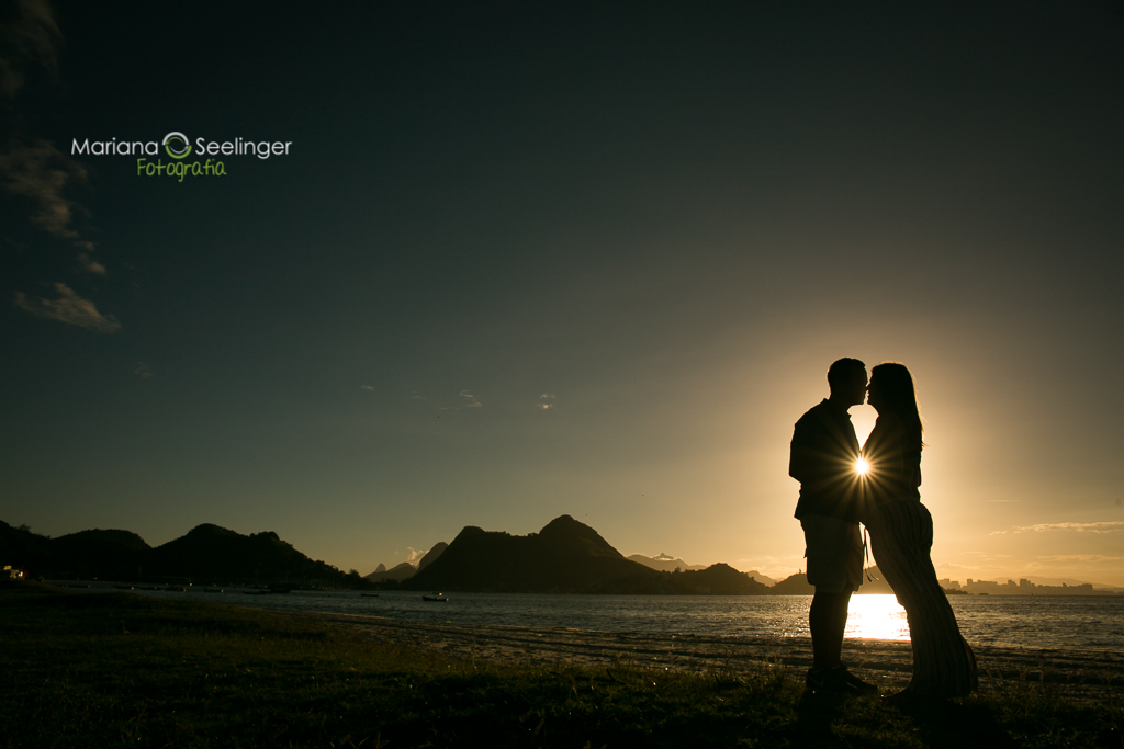 Foto de ensaio gestante emcontra luz, silhuetas, por do sol em Rio de Janeiro em registro de Mariana Seelinger Fotógrafa de Casamentos e Famílias