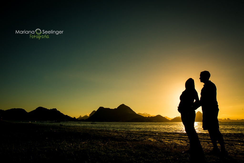 Foto de ensaio gestante emcontra luz, silhuetas, por do sol em Rio de Janeiro em registro de Mariana Seelinger Fotógrafa de Casamentos e Famílias