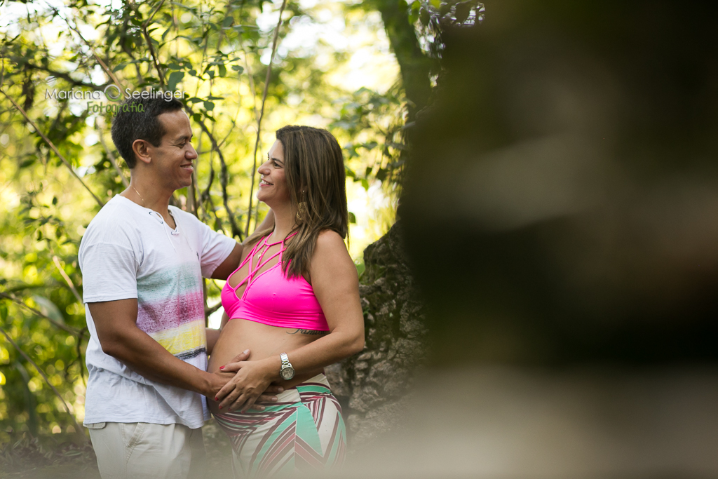 Foto do casal em ensaio gestante realizado por Mariana Seelinger fotógrafa de casamentos e famílias