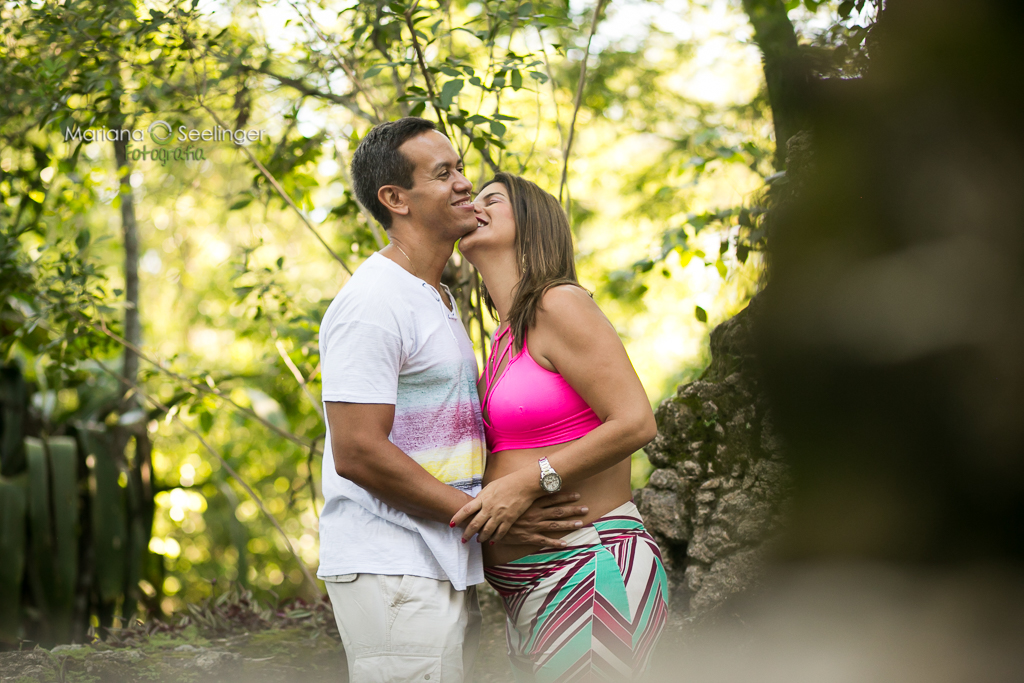 Foto do casal em ensaio gestante realizado por Mariana Seelinger fotógrafa de casamentos e famílias