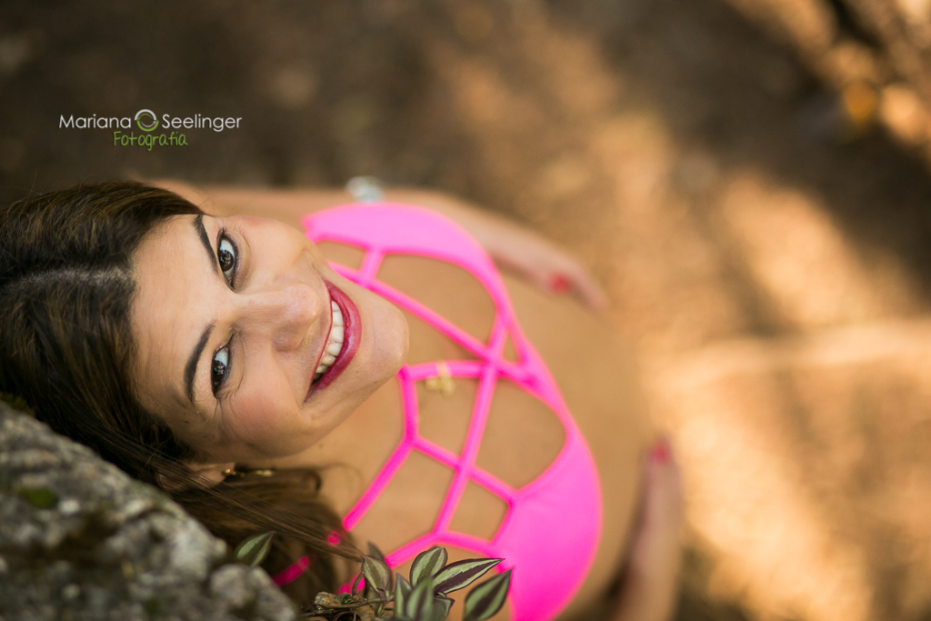 Foto da gestante olhando para cima em registro de Mariana Seelinger Fotógrafa de Casamentos e Famílias