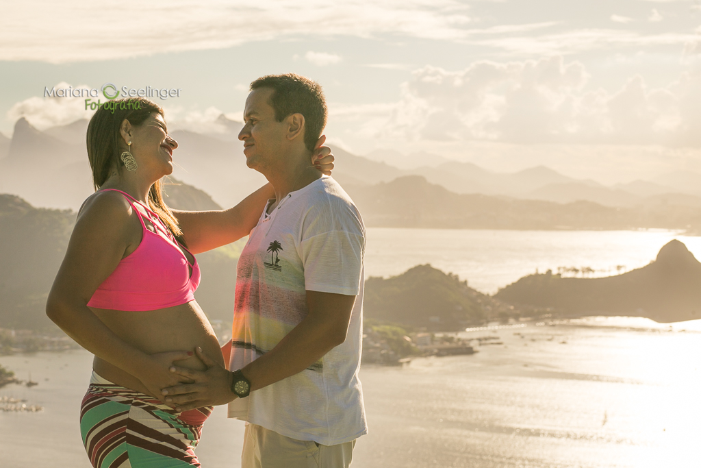 Foto do casal em ensaio gestante em paisagem secular do Rio de Janeiro por Mariana Seelinger Fotógrafa de Casamentos em Niterói RJ