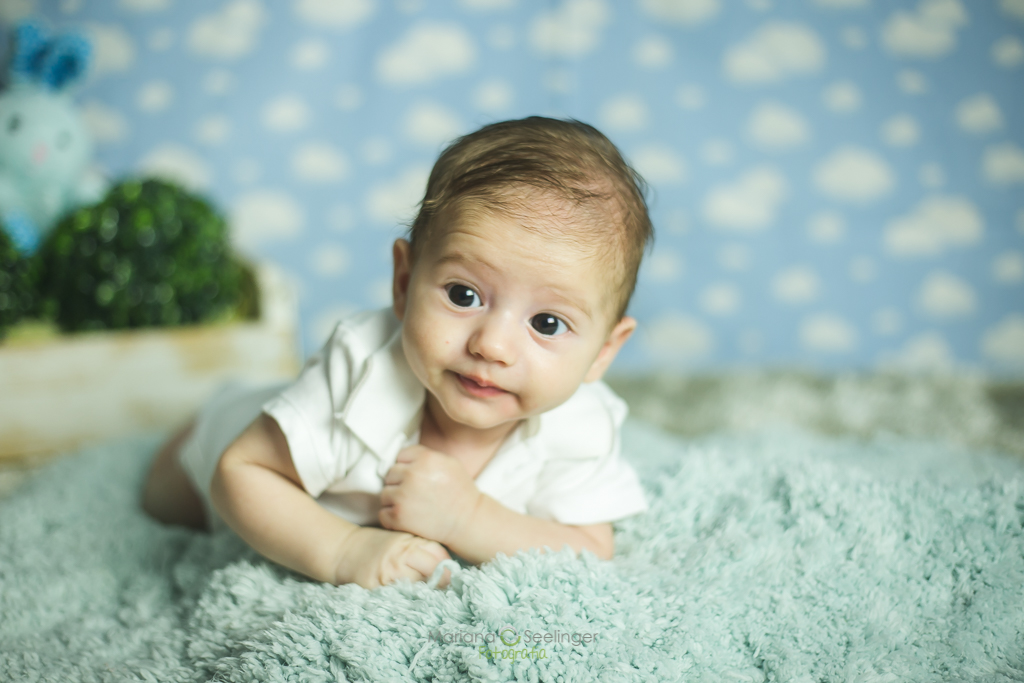 Ensaio fotográfico de páscoa com bebê de dois meses no tema coelhinho por Mariana Seelinger Fotografia de Casamentos e Famílias