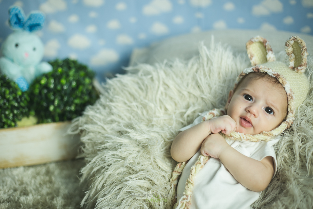 Ensaio fotográfico de páscoa com bebê de dois meses no tema coelhinho por Mariana Seelinger Fotografia de Casamentos e Famílias