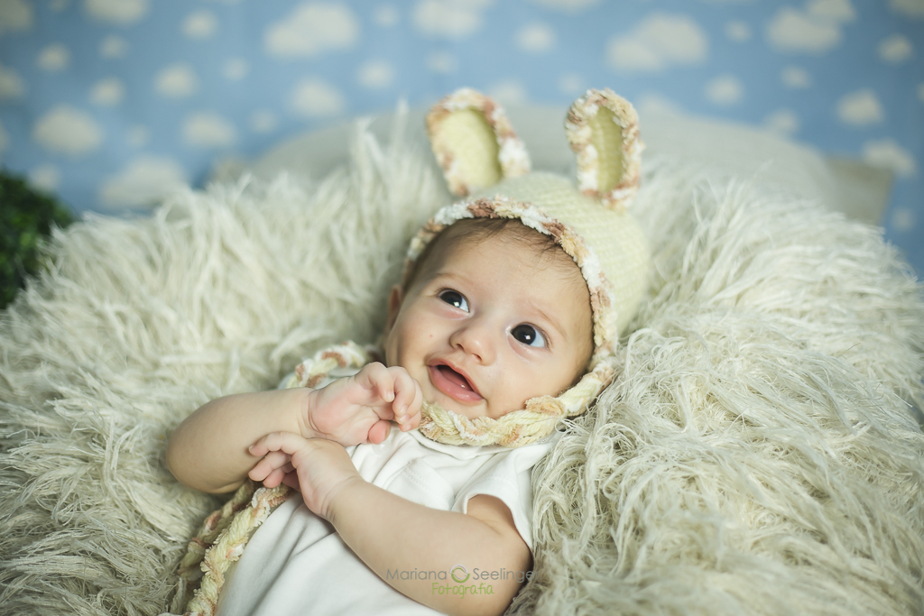 Ensaio fotográfico de páscoa com bebê de dois meses no tema coelhinho por Mariana Seelinger Fotografia de Casamentos e Famílias