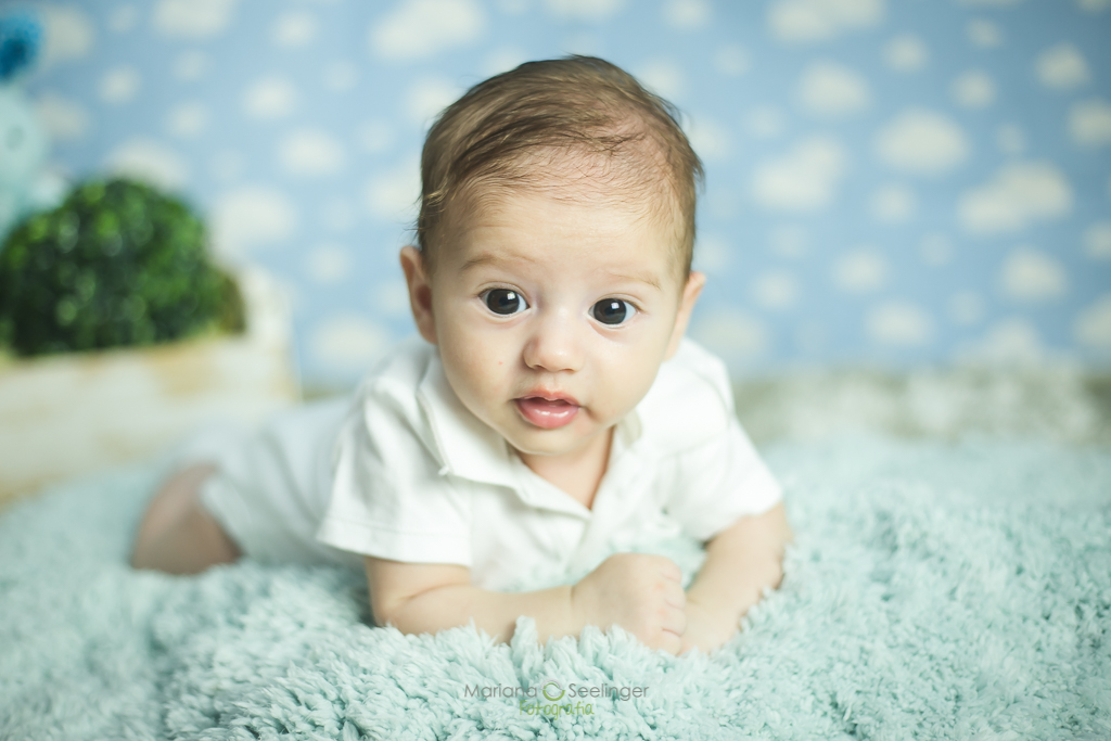 Foto de bebê notema páscoa,coelhinho, fotógrafa de casamentos e famílias Mariana Seelinger