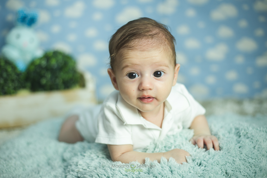Ensaio fotográfico de páscoa com bebê de dois meses no tema coelhinho por Mariana Seelinger Fotografia de Casamentos e Famílias