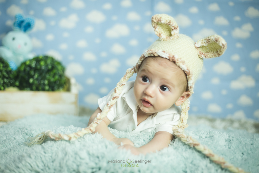 Ensaio fotográfico de páscoa com bebê de dois meses no tema coelhinho por Mariana Seelinger Fotografia de Casamentos e Famílias