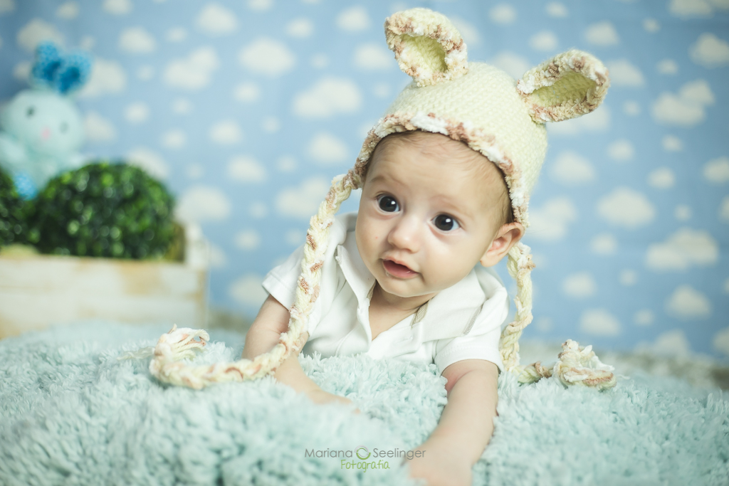 Ensaio fotográfico de páscoa com bebê de dois meses no tema coelhinho por Mariana Seelinger Fotografia de Casamentos e Famílias
