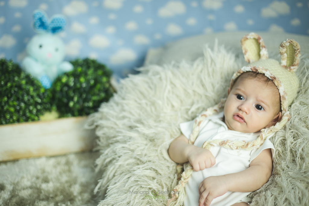 Ensaio fotográfico de páscoa com bebê de dois meses no tema coelhinho por Mariana Seelinger Fotografia de Casamentos e Famílias
