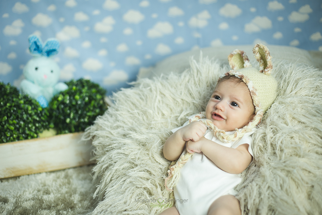 Ensaio fotográfico de páscoa com bebê de dois meses no tema coelhinho por Mariana Seelinger Fotografia de Casamentos e Famílias