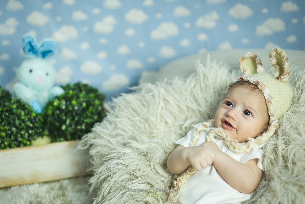 Ensaio fotográfico de páscoa com bebê de dois meses no tema coelhinho por Mariana Seelinger Fotografia de Casamentos e Famílias