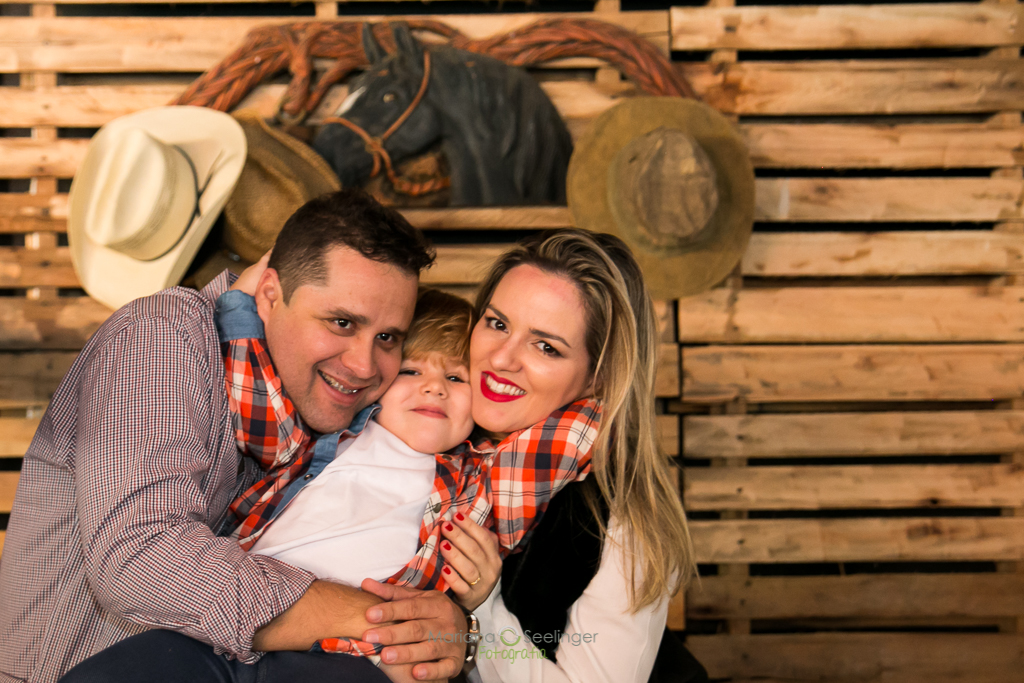 Ensaio fotográfico de família estilo country sertanejo por mariana seelinger fotografia de casamentos e familias