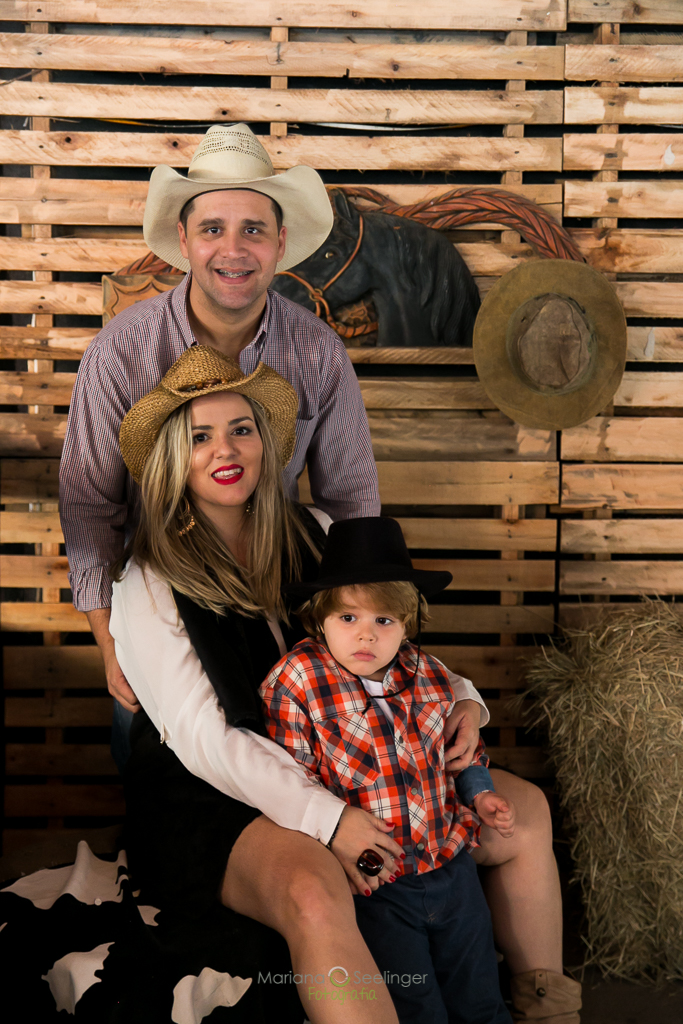 Ensaio fotográfico de família estilo country sertanejo por mariana seelinger fotografia de casamentos e familias