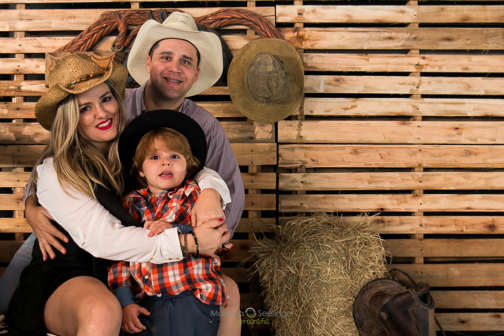 Ensaio fotográfico de família estilo country sertanejo por mariana seelinger fotografia de casamentos e familias
