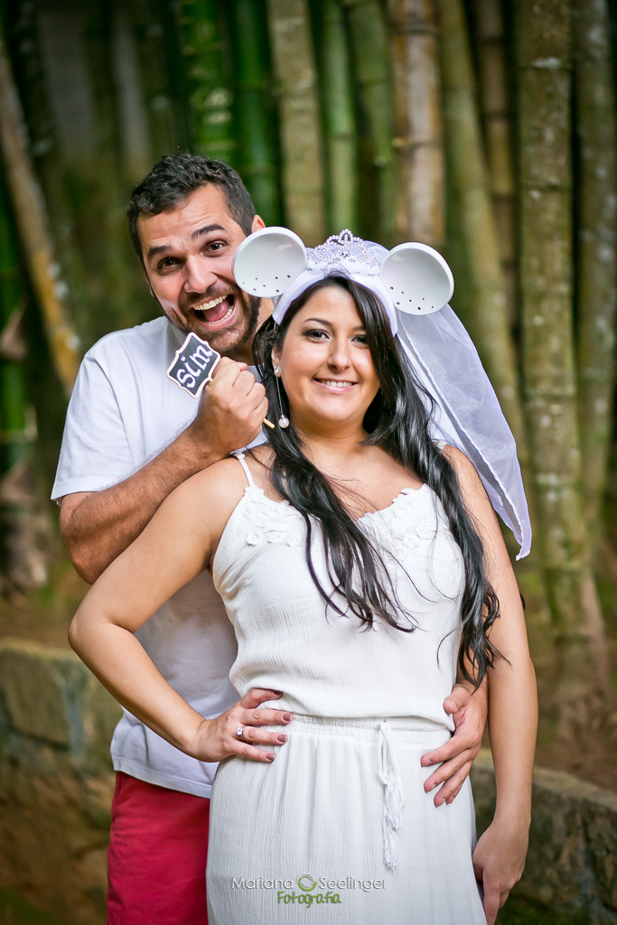 Casal sorrindo ensaio romântico realizado porMariana Seelinger Fotógrafa de Casamentos em rio bonito RJ