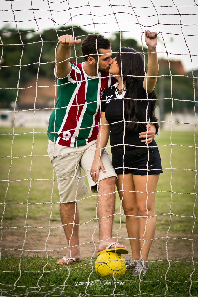 Ensaio romantico de casal com tema futebol noivos vestem Vasco x Fluminense