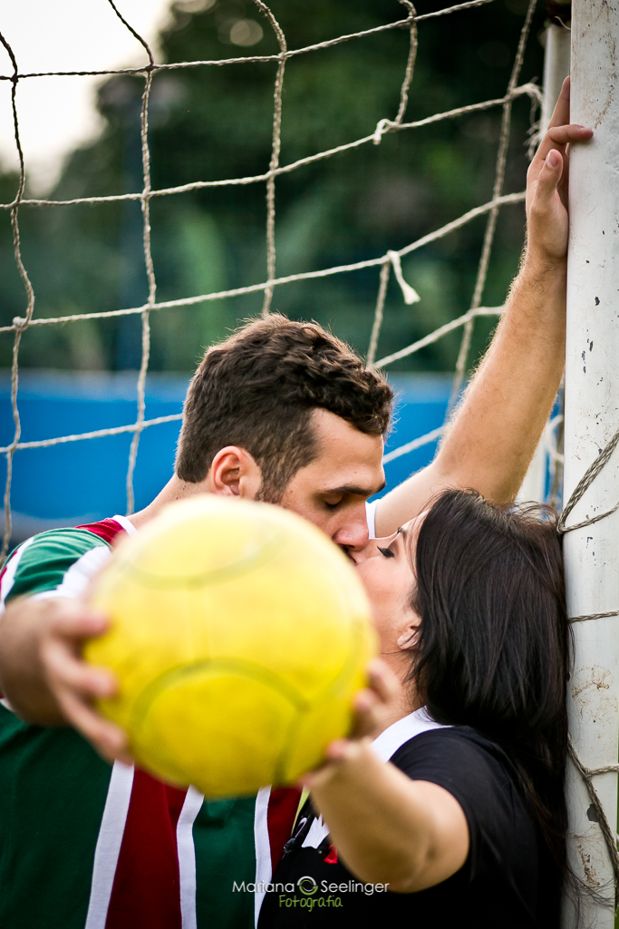 Ensaio de Casal romântico pré casamento com tema futebol Fluminense e Vasco