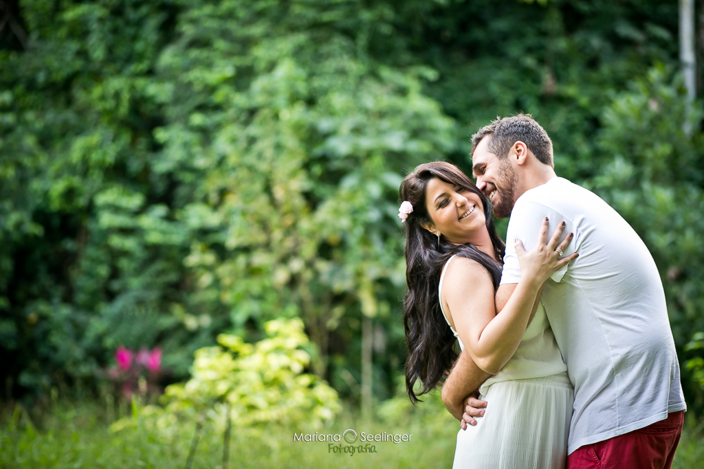 Foto linda espontânea do sorriso dos noivos em ensaio romantico realizado por Mariana Seelinger Fotógrafa de Casamentos