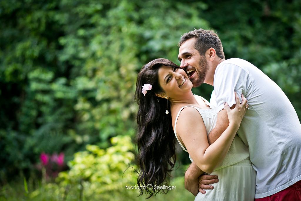 Casal sorrindo ensaio romântico realizado porMariana Seelinger Fotógrafa de Casamentos em rio bonito RJ