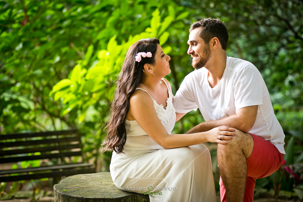 Ensaio romântico de casal realizado em área verde de rio bonito rj, noiva usando vestido claro simples, flores no cabelo emclique de MAriana Seelinger Fotógrafa de Casamentos