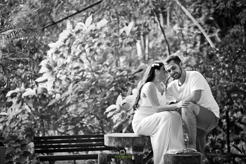 Ensaio romântico de casal realizado em área verde de rio bonito rj, noiva usando vestido claro simples, flores no cabelo emclique de MAriana Seelinger Fotógrafa de Casamentos