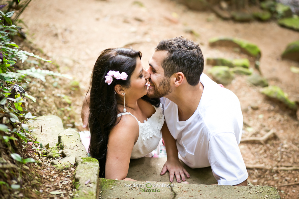 Ensaio romântico de casal realizado em área verde de rio bonito rj, noiva usando vestido claro simples, flores no cabelo emclique de MAriana Seelinger Fotógrafa de Casamentos