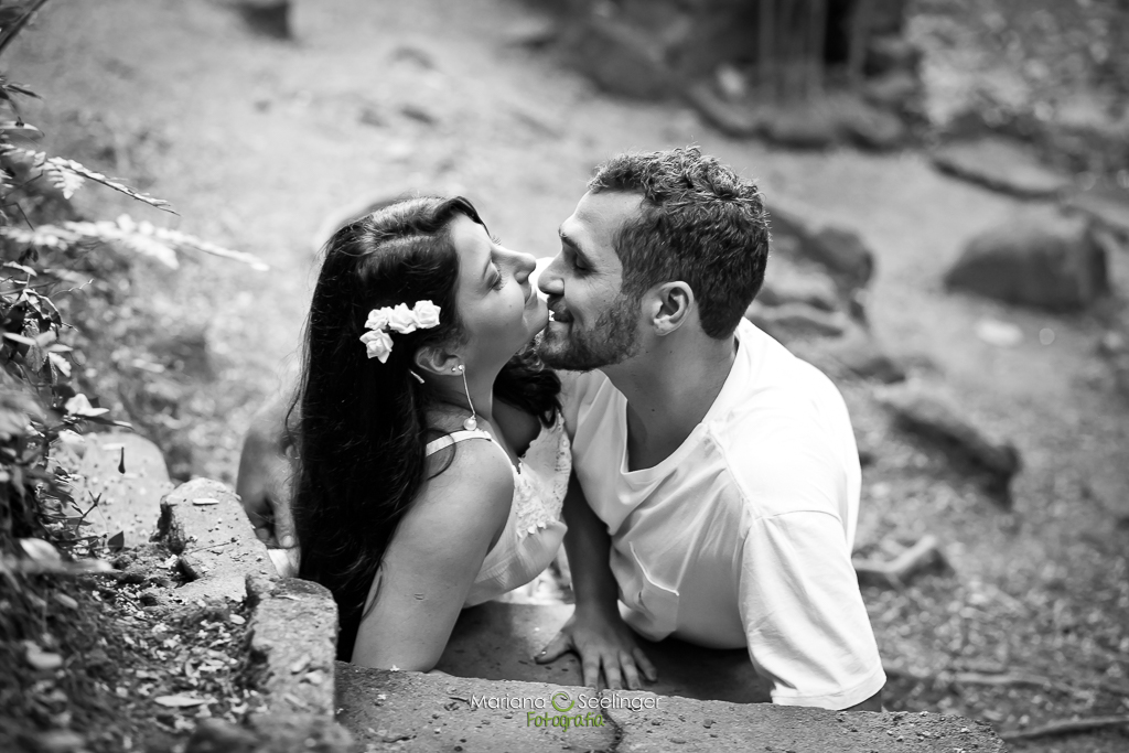 Casal sorrindo ensaio romântico realizado porMariana Seelinger Fotógrafa de Casamentos em rio bonito RJ