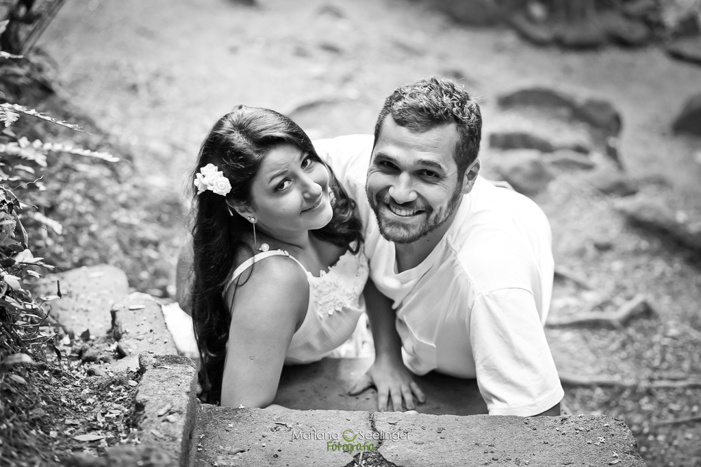 Casal sorrindo ensaio romântico realizado porMariana Seelinger Fotógrafa de Casamentos em rio bonito RJ