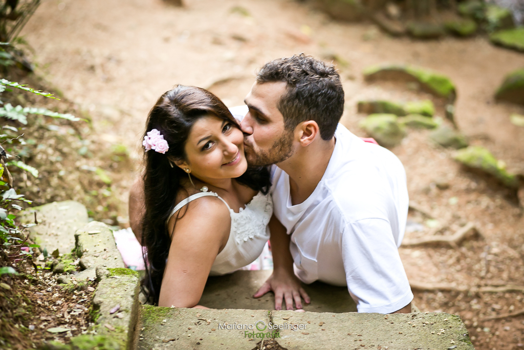 Casal sorrindo ensaio romântico realizado porMariana Seelinger Fotógrafa de Casamentos em rio bonito RJ