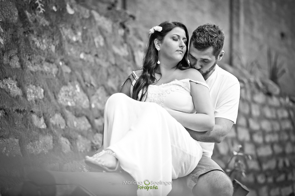 Casal sorrindo ensaio romântico realizado porMariana Seelinger Fotógrafa de Casamentos em rio bonito RJ