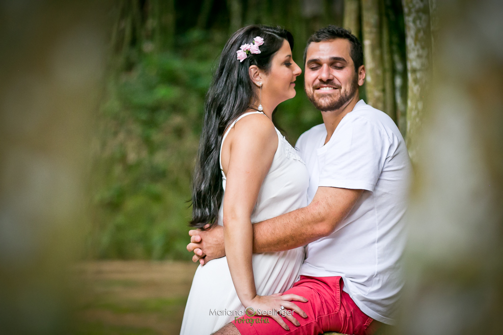 Casal sorrindo ensaio romântico realizado porMariana Seelinger Fotógrafa de Casamentos em rio bonito RJ