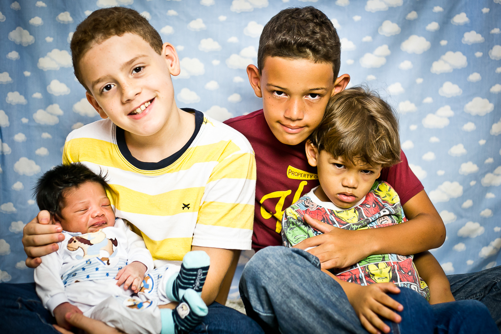 Ensaio de familia foto com os quatro irmãos e o caçulinha newborn em registro de Mariana Seelinger Fotografia de Casamentos e Familias