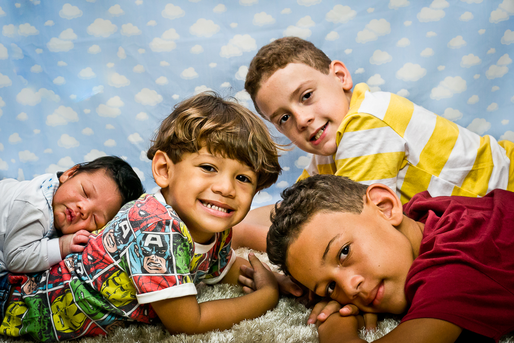 Ensaio de familia foto com os quatro irmãos e o caçulinha newborn em registro de Mariana Seelinger Fotografia de Casamentos e Familias