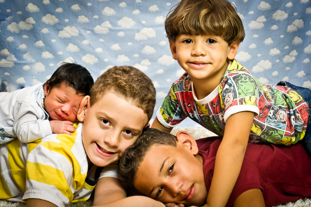 Ensaio de familia foto com os quatro irmãos e o caçulinha newborn em registro de Mariana Seelinger Fotografia de Casamentos e Familias