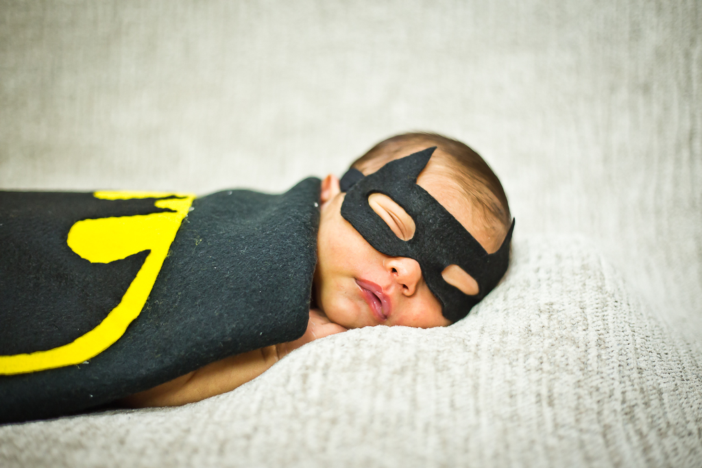 Prop Batman em Sessão Newborn por Mariana Seelinger Fotógrafa de casamentos e famílias