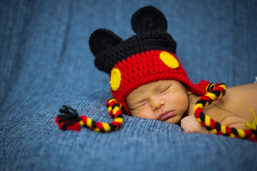 prop mickey em Sessão Newborn por Mariana Seelinger Fotógrafa de casamentos e famílias