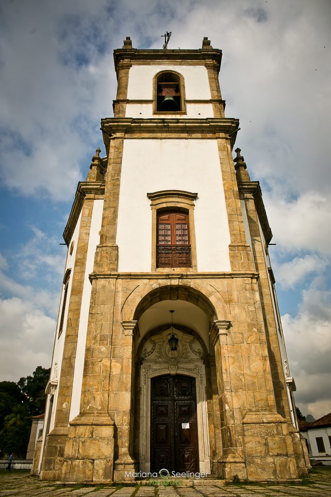 Fotografia da fachada da Igreja do Outeiro da Gloria no Rio deJaneiro em registro de Mariana Seelinger Fotógrafa de casamentos e famílias