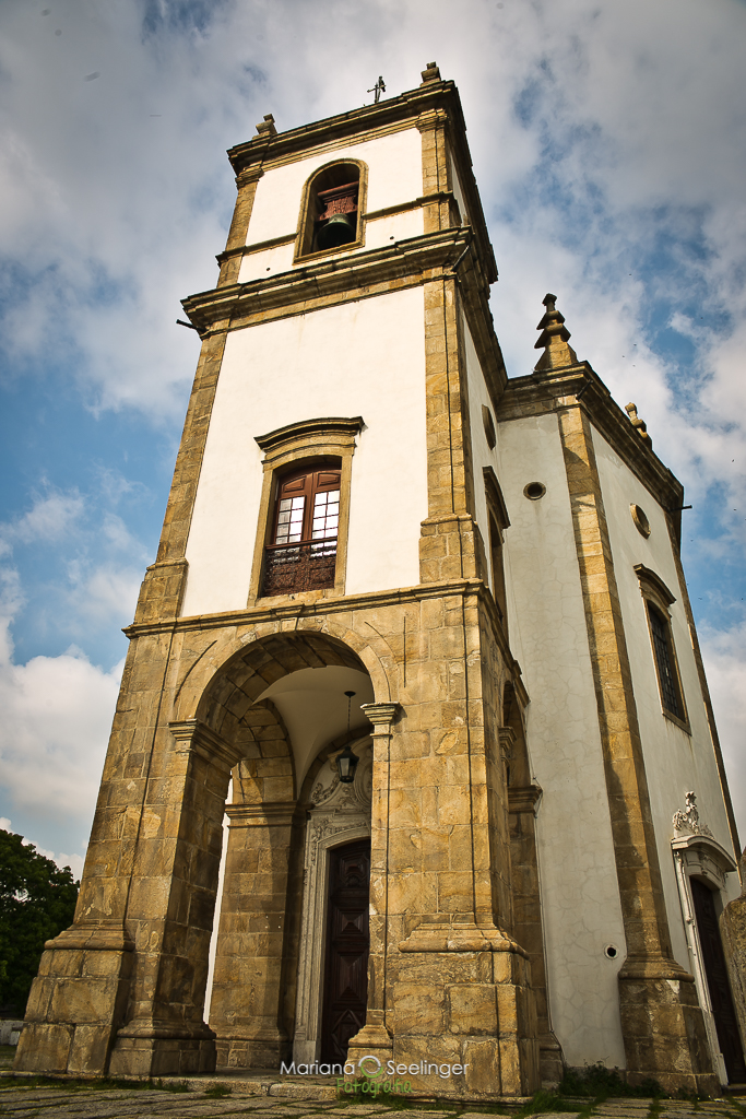 Fotografia da fachada da Igreja do Outeiro da Gloria no Rio deJaneiro em registro de Mariana Seelinger Fotógrafa de casamentos e famílias